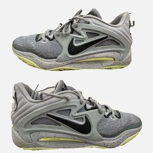 Like new men's basketball shoes. Worn 1 basketball college season at away games.